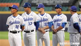 ▲富邦悍將教練團，首席教練郭建霖、外野教練黃甘霖、打擊教練羅根、守備教練鄭兆行。（圖／記者劉彥池攝影）