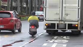 轎車擋優先道 機車一閃騎