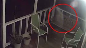 監視器拍到鞦韆椅旁有個白色身影。（圖／翻攝自youtube）