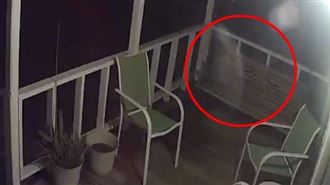 鞦韆椅旁飄白影！她驚呼：爸爸回家了