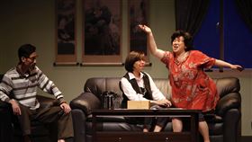 陳竹昇林美秀人間條件6組家庭　風趣演出吸睛綠光劇團舞台劇「人間條件6─未來的主人翁」28日起將在台北國家戲劇院首演，演員陳竹昇（左起）、林嘉俐、林美秀劇中詮釋一家三口，演出風趣幽默。中央社實習記者曾守一攝　109年8月27日