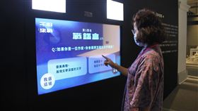 台灣文學論爭特展　科技裝置帶民眾回到過去台灣文學館舉辦「不服來戰—台灣文學論爭特展」，回望百年間文壇的精彩論戰，27日開展，場中設有「重返聲音現場」科技裝置，呈現文學論戰氛圍及意象，讓觀眾如同身臨辯論現場。（台文館提供）中央社　109年8月27日