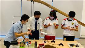 新竹自造者嘉年華將開跑　林智堅邀民眾體驗互動新竹市政府27日在國立清華大學舉行「2020新竹自造者嘉年華會」活動宣傳記者會，新竹市長林智堅（左2）化身創客與學生一起利用寶特瓶製作成無動力小車，並一起競賽，他也邀請民眾9月5、6日一同到場體驗。中央社記者魯鋼駿攝　109年8月27日