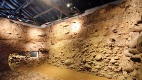 ▲園區挖掘而出的界牆展示在五號棟展示館內，可近距離觀察文化層。（圖／楊育禎提供）