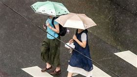 受到西南風持續影響，中央氣象局28日上午持續針對台南市、高雄市及屏東縣發出大雨特報。（中央社檔案照片）