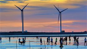 ▲成排的風車是高美濕地的地標，夕照美景享譽國際。（圖／楊育禎提供）