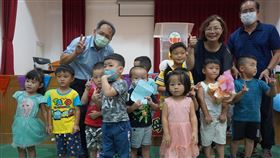 迎接首屆幼幼班　柏村國小送見面禮金門縣柏村國小28日歡迎第一屆幼幼班入學，校長許雪芳（後右2）贈送幼幼班和小班新生開學見面禮－安全蠟筆，期許他們手握智慧筆，下筆能成章。中央社記者黃慧敏攝　109年8月28日