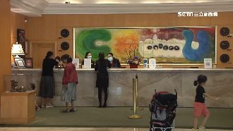 五星級房間下大雨　房客撐傘狼狽退房