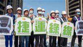 捷運綠線高架段首跨橋面版完成，高架軌道逐漸成形、預計2026年如期通車（圖／桃園市政府）