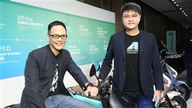 宏佳騰攜手台哥大開發智慧車聯網應用宏佳騰執行長林東閔（右）、台灣大哥大總經理林之晨（左）28日同台宣布企業結盟，聯手開發智慧車聯網應用，持續推動次世代的騎乘體驗。中央社記者鄭傑文攝　109年8月28日