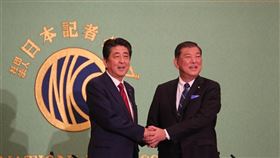 日本首相安倍晉三（左）28日請辭，民意調查顯示，他的接班人以執政黨自由民主黨前幹事長、眾議員石破茂（右）呼聲最高。圖為2018年日本自民黨舉行黨魁選舉，自民黨黨魁、日本首相安倍晉三與挑戰他的自民黨前幹事長石破茂舉行首度辯論會。（中央社檔案照片）
