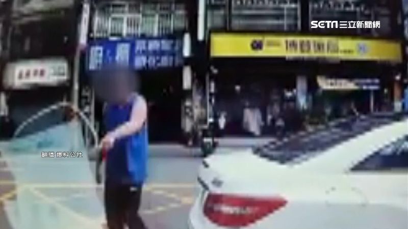 賓士車擋停車場出口　車主怒叭爆衝突