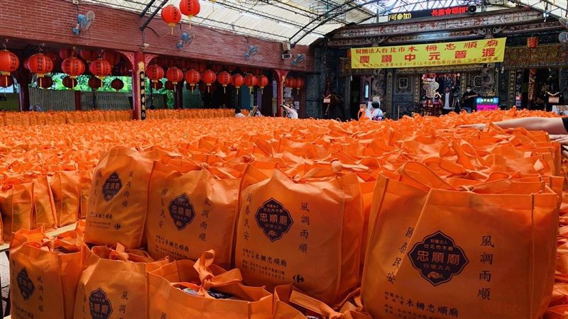 普渡好兄弟　木柵忠順廟供品桌超壯觀