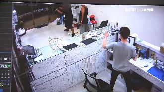 嫌哥哥手機變賣價格差　弟失控怒砸店