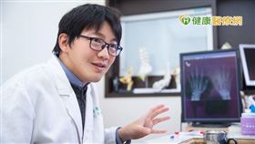 楊宗翰醫師強調，修復神經應把握頭三到六週的黃金治療期，若輕忽長久恐演變成為永久性傷害，故患者應及早就醫積極治療，此時處方級B12就扮演了重要的角色。