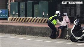 女警助跛腳阿婆返家／翻攝畫面