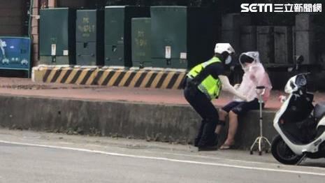 跛腳嬤淋雨迷路　警拿自己雨衣替她穿