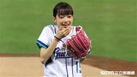 ▲演員施名帥、姚愛寗受邀到富邦悍將主場開球。（圖／記者劉彥池攝影）