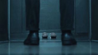 白領男半夜搭電梯　9樓開門剩1雙鞋