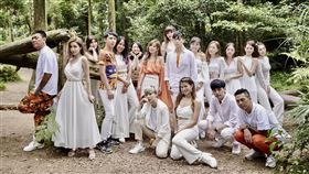 全方位樂團「HOt SHOCk」。（圖／星火映畫提供）