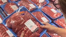美牛輸台門檻鬆綁　食藥署公告散裝食品標示新制民國110年元旦起將開放含瘦肉精美豬及30月齡以上美牛。衛福部食藥署28日下午公告散裝食品標示新制，含牛、豬、雞的散裝食品須標示原產地，以牛肉或牛可食部位為原料的業者須同步標示屠宰國。圖為民眾在大賣場挑選美國牛肉產品。中央社　109年8月28日