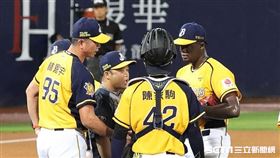 ▲中信兄弟投手教練林恩宇喊暫停。（圖／記者劉彥池攝影）