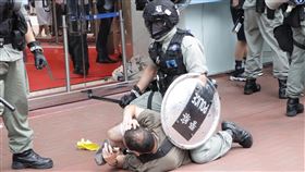 港區國安法生效  港警拘捕七一遊行示威者（2）港區國安法6月30日深夜生效，香港警方7月1日在銅鑼灣驅散及逮捕準備參加遊行的示威人士。中央社記者張謙香港攝  109年7月1日