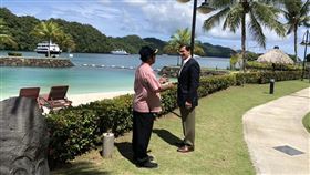 美國國防部長艾斯培（右）28日訪問太平洋島國帛琉時，指控中國在太平洋地區「破壞穩定」，並與帛琉總統雷蒙傑索（左）討論到有必要尊重「各國主權，不分國家大小」。雷蒙傑索則說，樂見美國在印太地區擴大駐軍。（圖／翻攝自twitter.com/EsperDoD）
