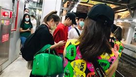 車站遇見蕭敬騰、畢書盡（圖／翻攝自爆廢公社二館）