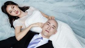 南韓JTBC電視台26歲美女主播趙秀愛，2018年11月底突然請辭，接著火速跟大她13歲的斗山集團會長長子朴瑞元步入禮堂。(IG)