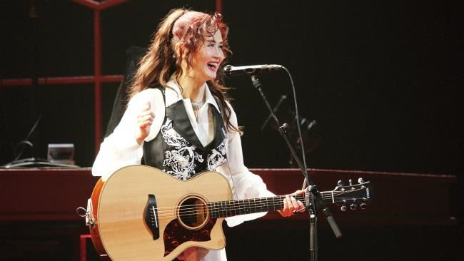 母離世淡出歌壇6年　歌后傳最後巡演