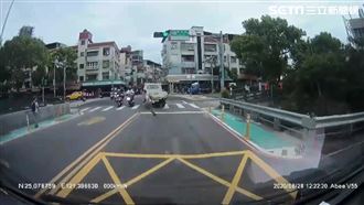 童突竄出害騎士撞上　驚悚畫面曝光