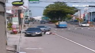 駕駛違規右轉釀禍　騎士慘遭撞飛趴地