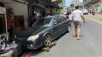 拖吊脫鉤撞七條通麵攤　波及女客