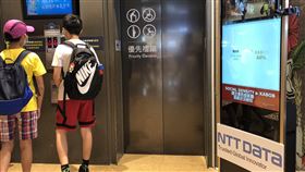 百貨公司獨家引進最新社交距離示警系統「Mimi警示平台」。（圖／業者提供）