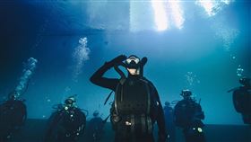 小蝌蚪變海龍 蛙兵結訓典禮首次水下舉辦航特部兩棲偵察營儲訓隊29日在金門料羅灣灘頭展開期末測驗，全員穿著潛水服裝首次於水下舉行結訓典禮。（軍聞社提供）中央社記者游凱翔傳真　109年8月29日