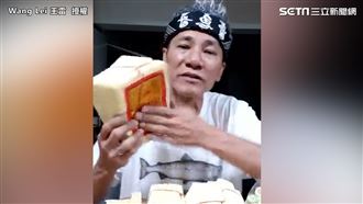 賣魚哥鬼月售金紙　超逗直播笑翻網