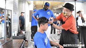 索沙和賴鴻誠體驗理髮。（圖／記者王怡翔攝影）