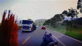 機車突離奇失控　婦遭油罐車撞飛慘死