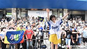 「小球」莊鵑瑛為將將好生活主題日演唱。（圖／記者王怡翔攝影）