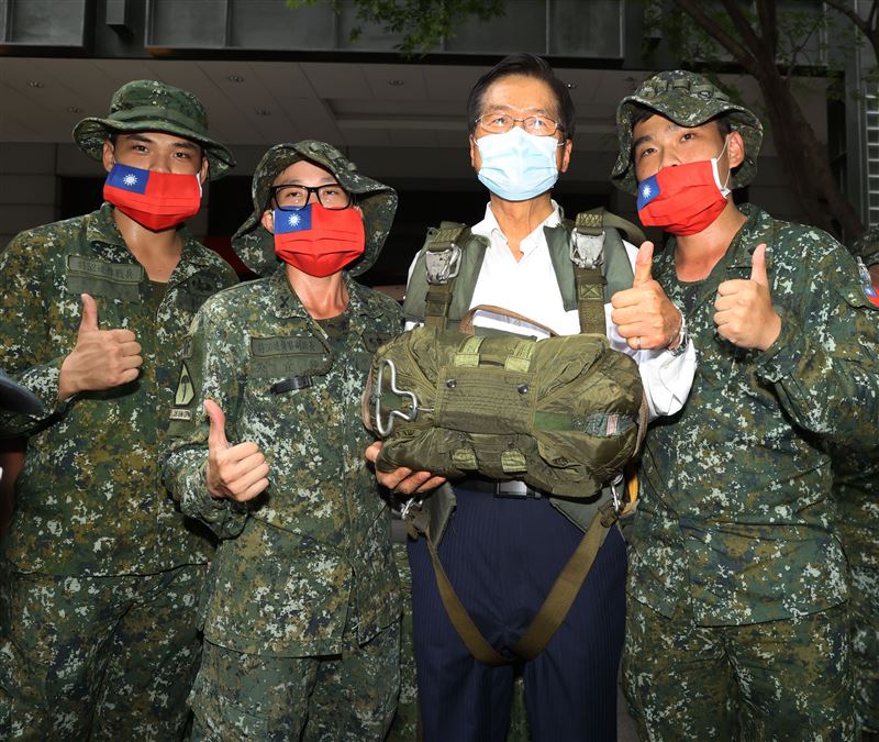 國防部長嚴德發巡視陸海空各攤位，體驗手槍打靶幾乎滿分、同時穿上傘具當一日傘兵並頒發加菜金。（記者邱榮吉/攝影）