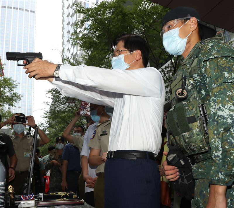 國防部長嚴德發巡視陸海空各攤位，體驗手槍打靶幾乎滿分、同時穿上傘具當一日傘兵並頒發加菜金。（記者邱榮吉/攝影）
