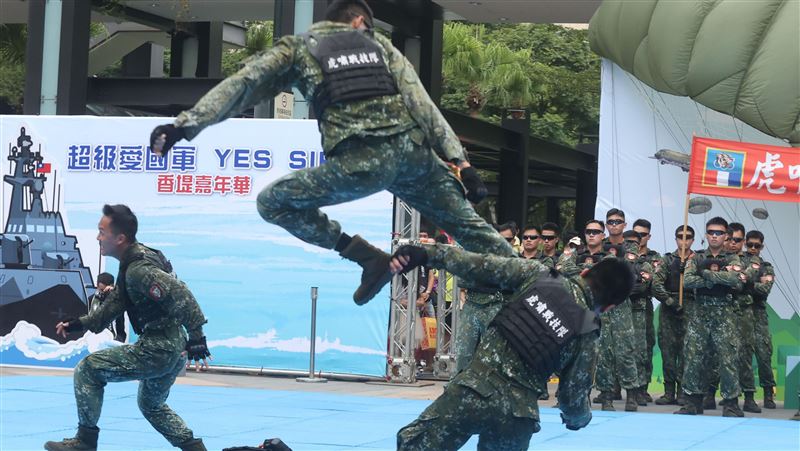 國防部舉辦的「九三香堤嘉年華─超級愛國軍Yes Sir」活動，關指部弟兄表演精彩戰技。（記者邱榮吉/攝影）
