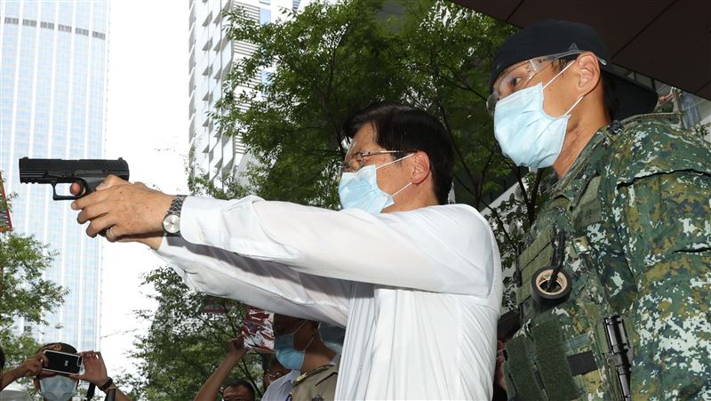 國防部長嚴德發巡視陸海空各攤位，體驗手槍打靶幾乎滿分、同時穿上傘具當一日傘兵並頒發加菜金。（記者邱榮吉/攝影）