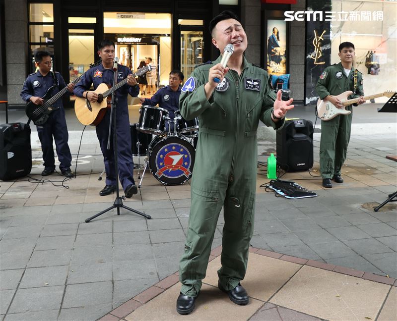國防部舉辦的「九三香堤嘉年華─超級愛國軍Yes Sir」活動，陸海空及各軍種全員到齊結合「假日市集」概念，由官兵拉開帳棚擺攤，辦理社團嘉年華會，與民眾熱情互動。（記者邱榮吉/攝影）