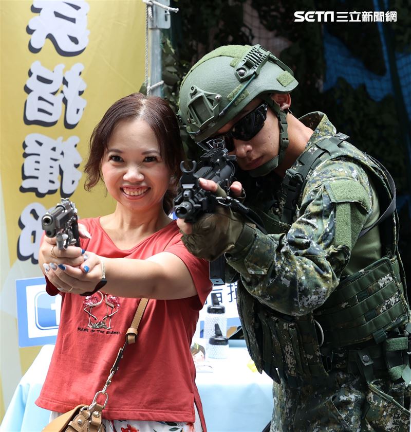國防部舉辦的「九三香堤嘉年華─超級愛國軍Yes Sir」活動，民眾手握著槍枝就戰鬥位子。（記者邱榮吉/攝影）
