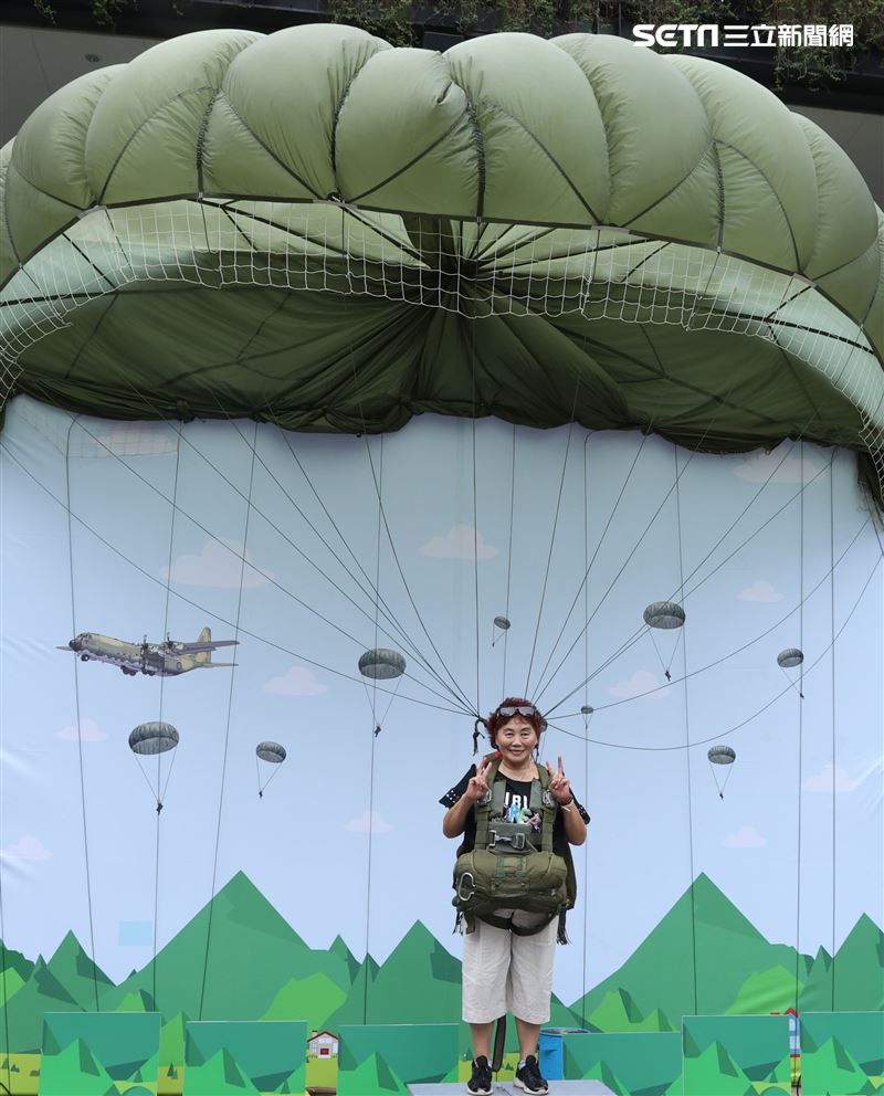 國防部舉辦的「九三香堤嘉年華─超級愛國軍Yes Sir」活動，民眾穿上T10B傘具模擬帥氣跳傘。（記者邱榮吉/攝影）