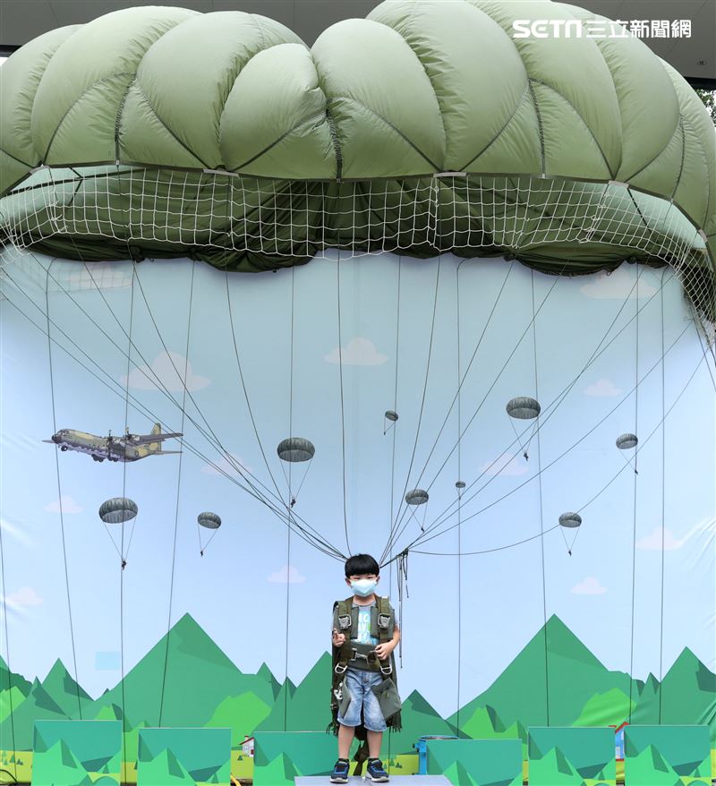 國防部舉辦的「九三香堤嘉年華─超級愛國軍Yes Sir」活動，小朋友穿上T10B傘具模擬帥氣跳傘。（記者邱榮吉/攝影）