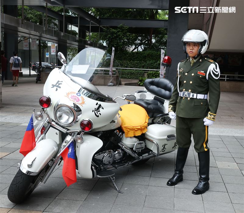 國防部舉辦的「九三香堤嘉年華─超級愛國軍Yes Sir」活動，陸海空及各軍種全員到齊結合「假日市集」概念，由官兵拉開帳棚擺攤，辦理社團嘉年華會，與民眾熱情互動。（記者邱榮吉/攝影）