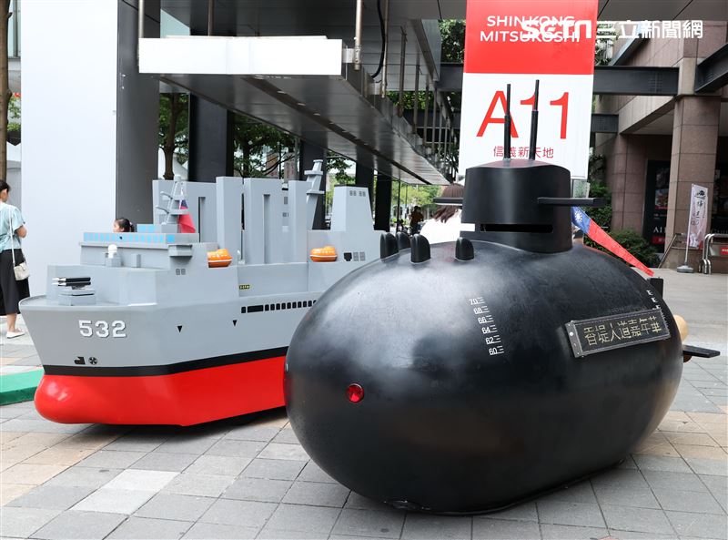 國防部舉辦的「九三香堤嘉年華─超級愛國軍Yes Sir」活動，陸海空及各軍種全員到齊結合「假日市集」概念，由官兵拉開帳棚擺攤，辦理社團嘉年華會，與民眾熱情互動。（記者邱榮吉/攝影）